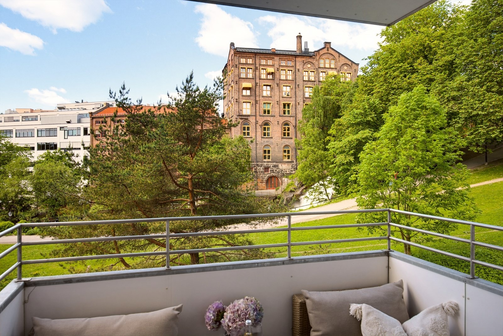 Balkongen har sol hele kvelden og ikke minst et koselig utsyn mot grønne områder. Galleribilde