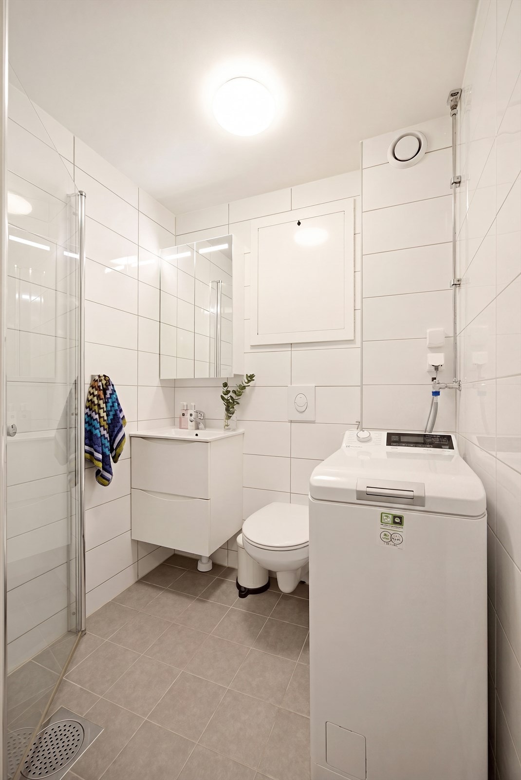 Badet ble modernisert i 2021 som del av et fellesprosjekt i regi av borettslaget. I denne prosessen ble tettesjikt, membran og sluk oppgradert. Badet har opplegg for vaskemaskin. Galleribilde
