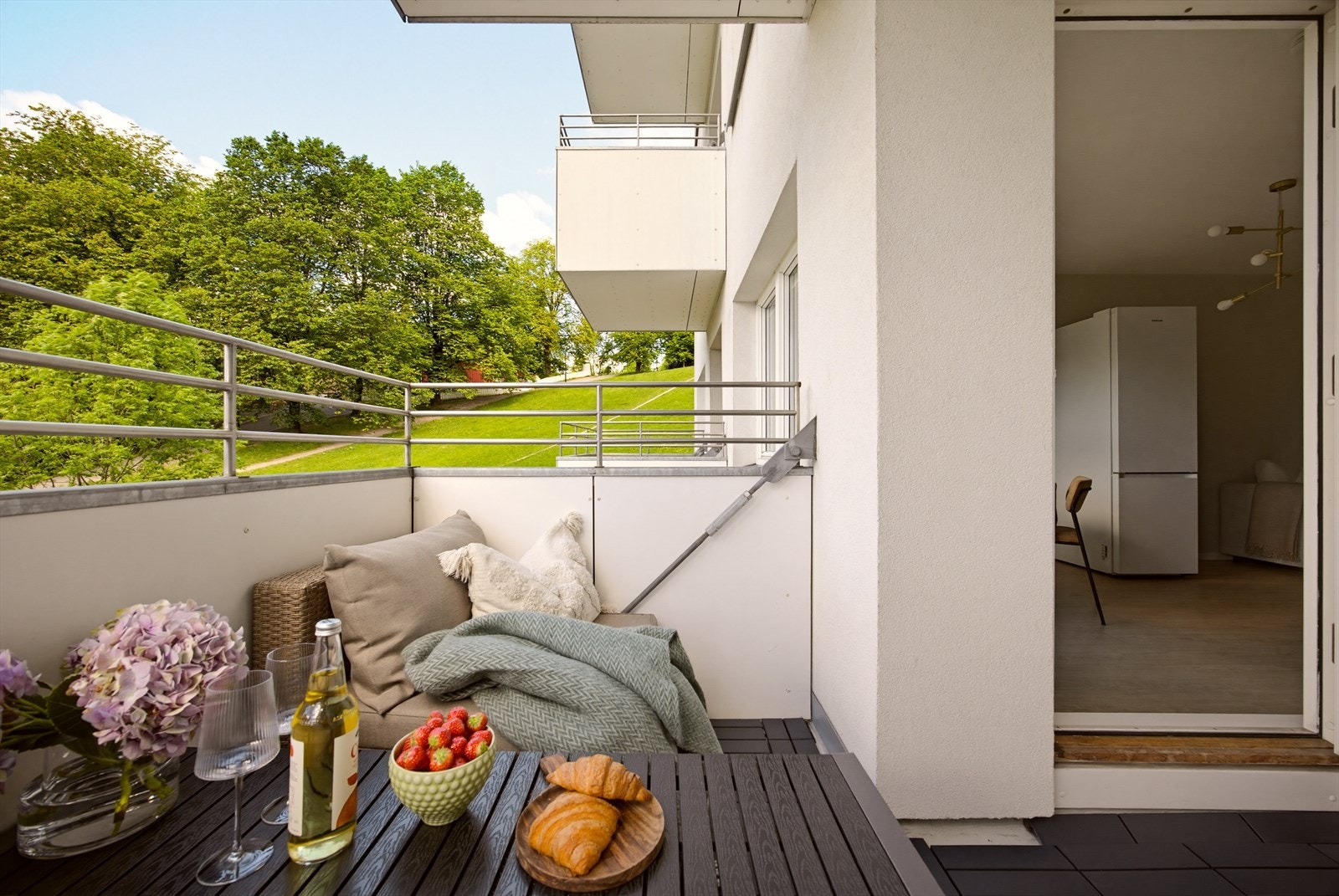 Balkongen har plass til både sofagruppe og grill - så her kan du nyte solen i godt selskap. Galleribilde