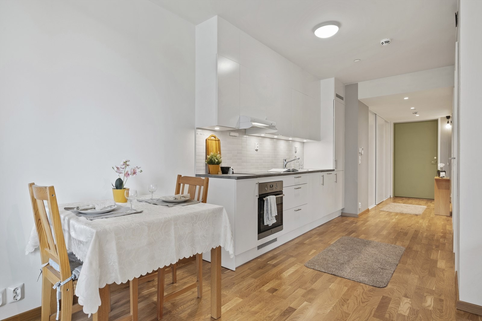 Leiligheten har en praktisk planløsning med åpen stue-/kjøkkenløsning på 20m² Galleribilde
