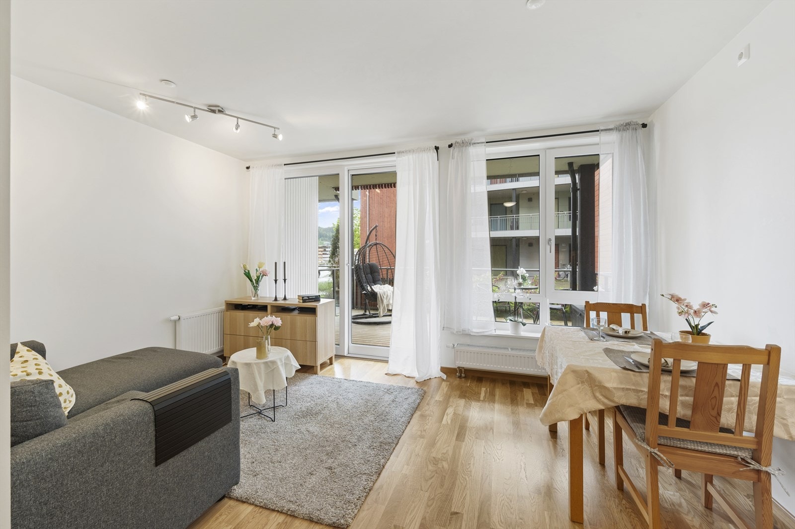 Leiligheten har utgang til flott og overbygd terrasse på 14m² Galleribilde