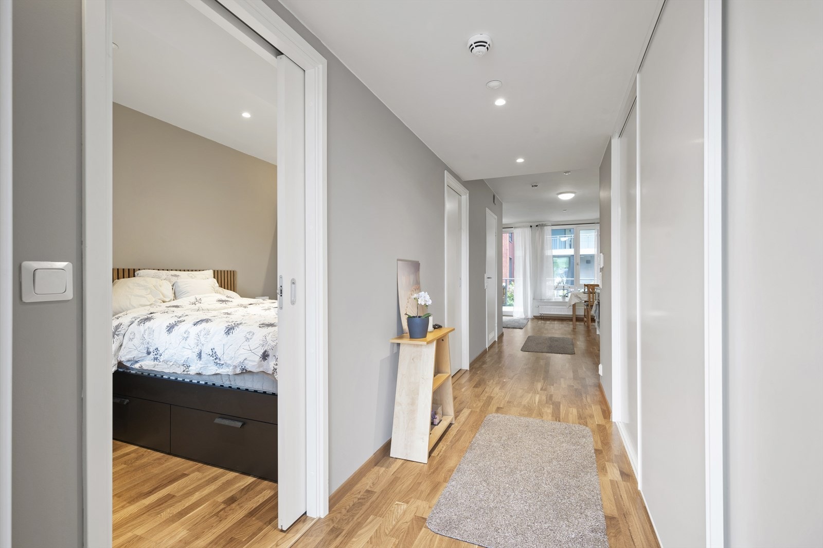 Gang på 6m² med praktisk skyvedørsgarderobe for oppbevaring av yttertøy. Galleribilde