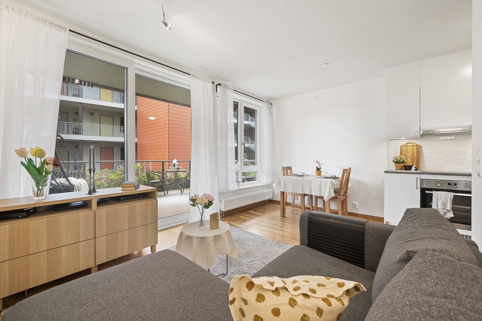 En lys og moderne selveierleilighet beliggende i 1. etasje på Sjøsiden i Hommelvik. Galleribilde