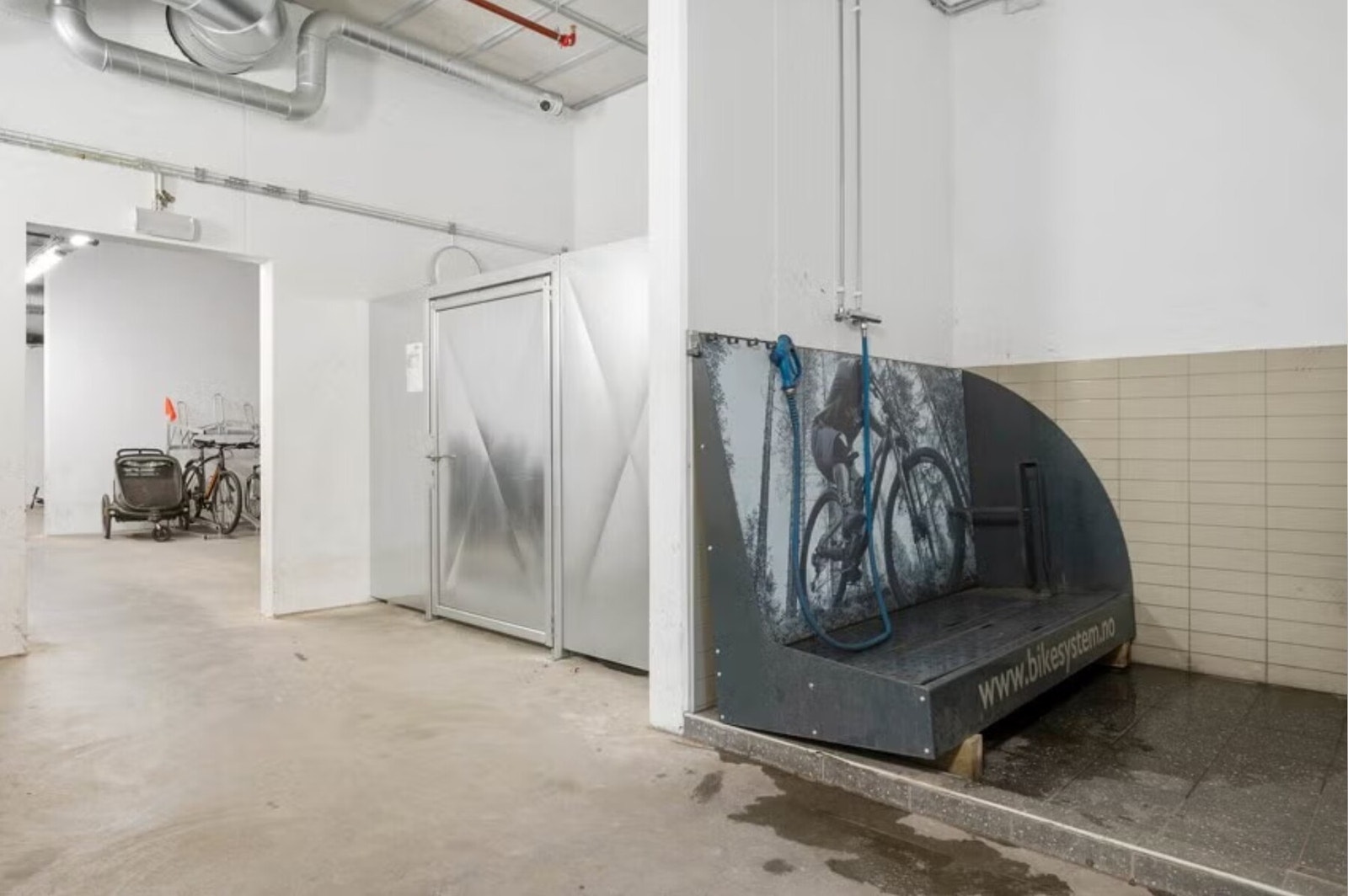 Som beboer i borettslaget har man tilgang til romslig sykkelrom med sykkelvask. Galleribilde