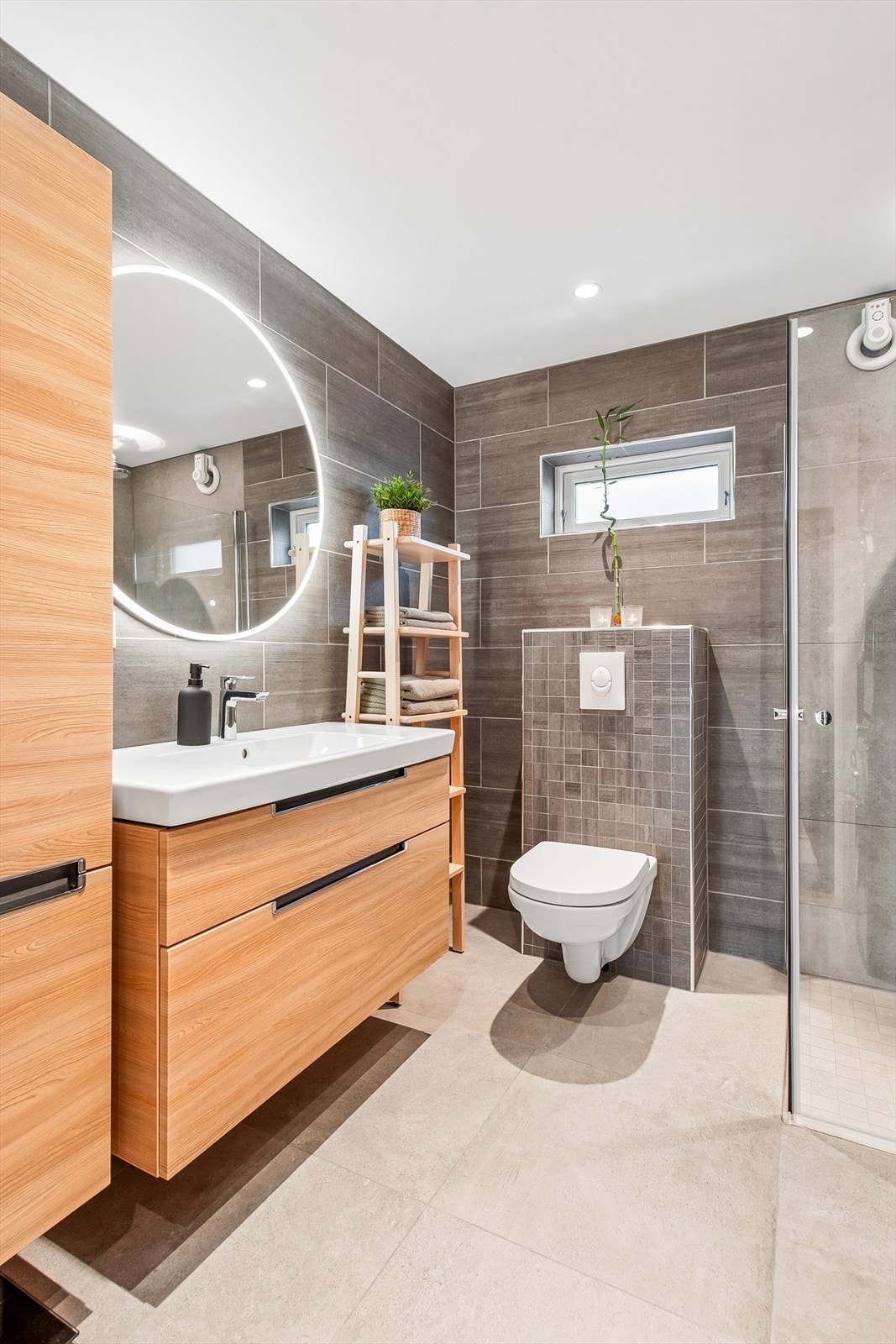 Badet i hoveddelen ble pusset opp i 2019 med fliser på gulv og vegger, vegghengt toalett og elektrisk gulvvarme. Galleribilde
