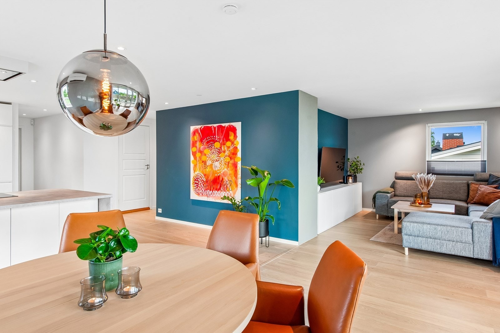 Den åpne løsningen gir god plass til både spisebord og en separat sofakrok. Galleribilde