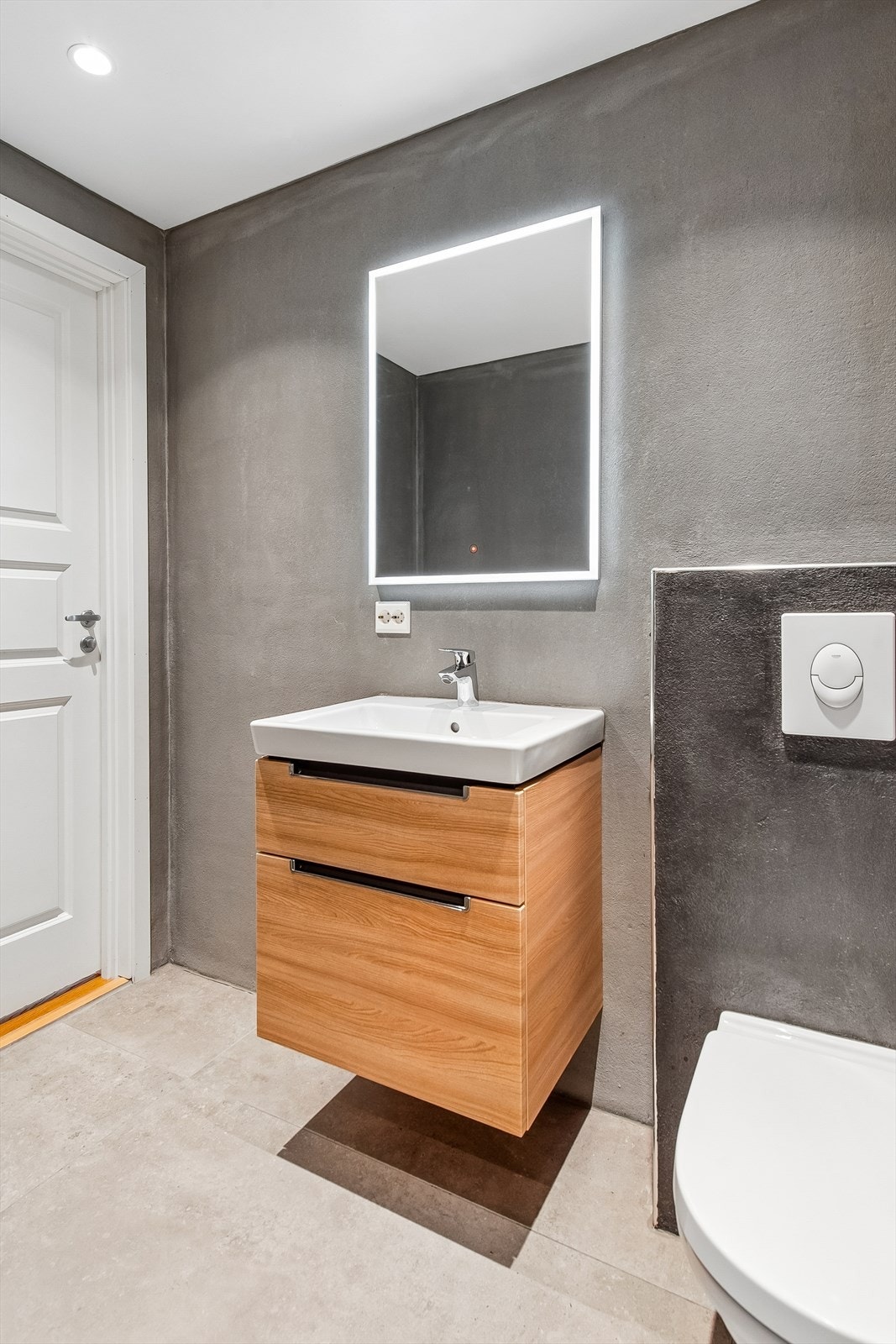 Badet i sokkelleiligheten er fra 2019 og har pussede og malte våtromsplater på veggene. Galleribilde