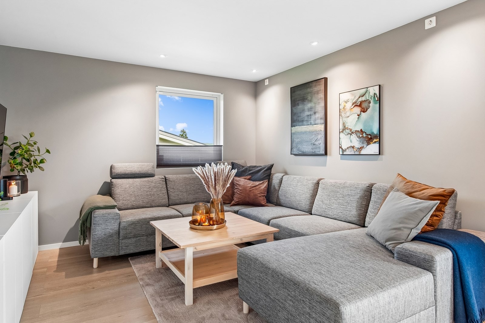 Innfelt downlight i himling gir god og jevn belysning i stuen. Galleribilde