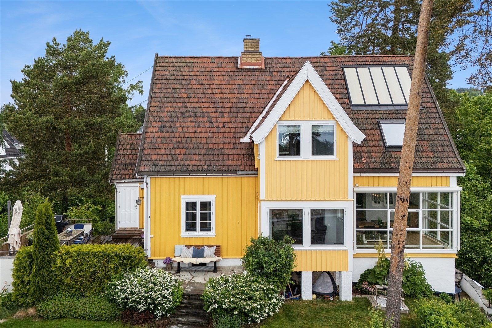 Parkeringsmuligheter i integrert dobbelgarasje med elbillader. Galleribilde