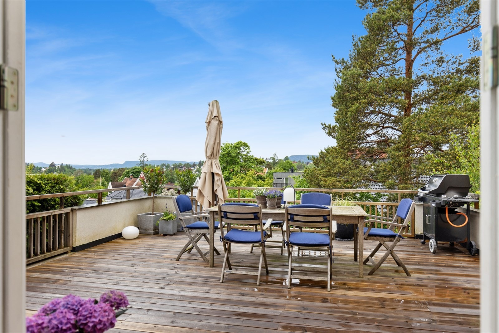 Fra boligens vinterhage og TV-stue er det utgang til en stor terrasse, som gir et herlig uterom - perfekt for lange, solrike sommerdager. Galleribilde