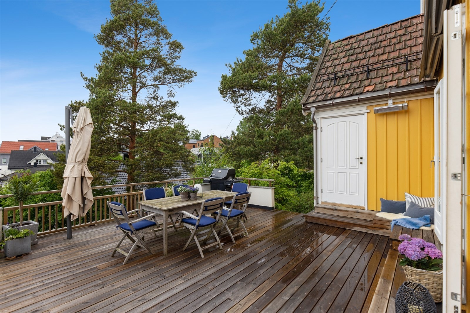 Eiendommen har en romslig terrasse i trekonstruksjon på ca. 34 m², med nytt dekke fra 2024 - et flott uterom som innbyr til gode sommerdager. Galleribilde