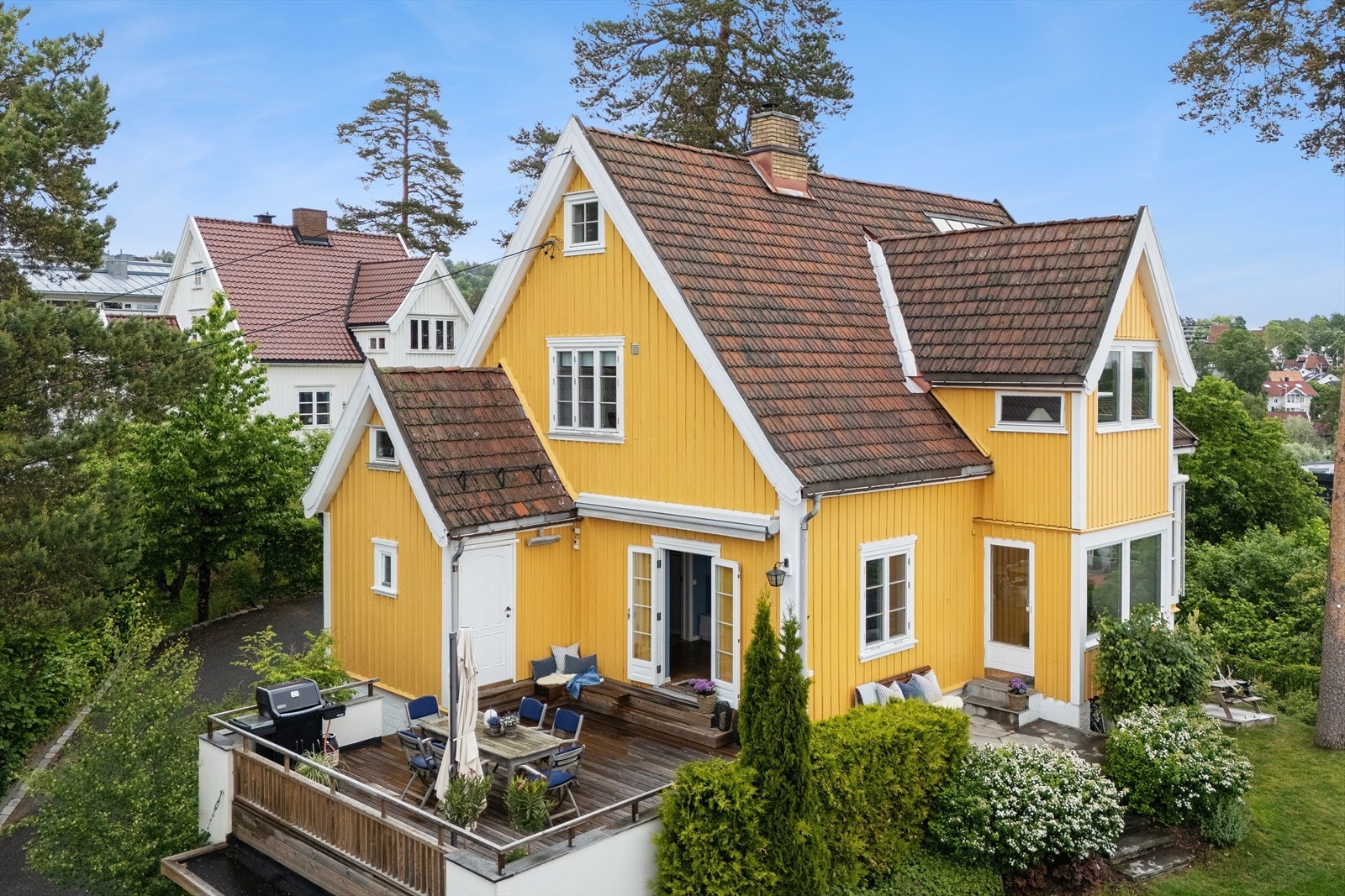 Eiendommen har en attraktiv beliggenhet i et etablert og etterspurt boligområde mellom Ullern og Lilleaker. Galleribilde
