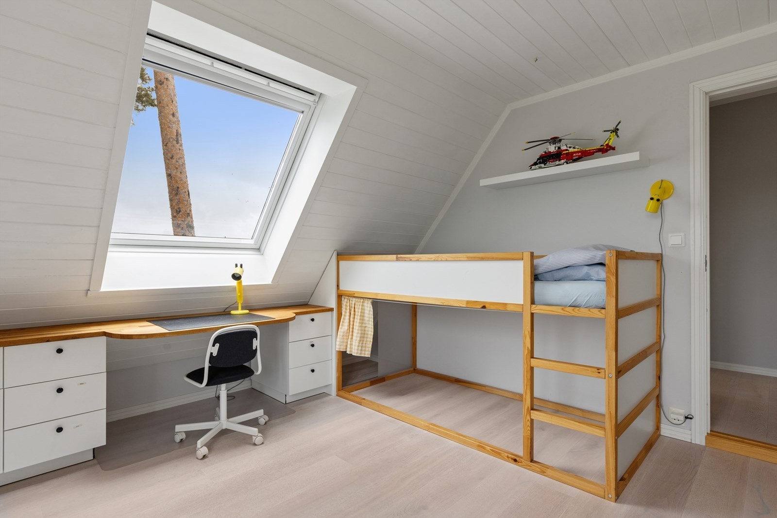 Soverom med naturlig plass til skrivepult under takvindu, som gir en lys og hyggelig arbeidsplass med god utnyttelse av arealet. Galleribilde