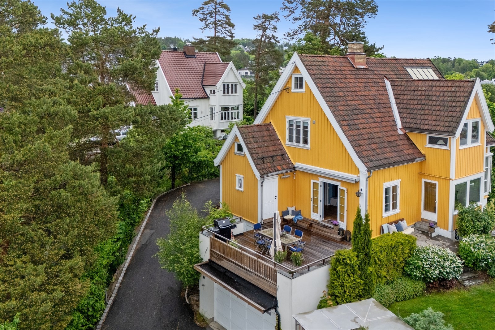 Det gjøres oppmerksom på at hagearealet er definert som fellesareal, men disponeres i all hovedsak av seksjonseier. Terrassene med utgang fra boligen har eier enerett på. Det henvises til salgsoppgaven for ytterligere info. Galleribilde