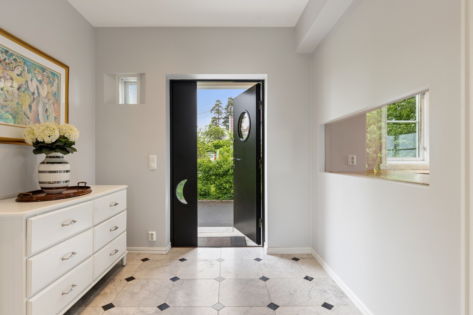 Velkommen inn! Innbydende og svært romslig entré, praktisk utstyrt med en skyvedørsgarderobe med speilfronter. Galleribilde