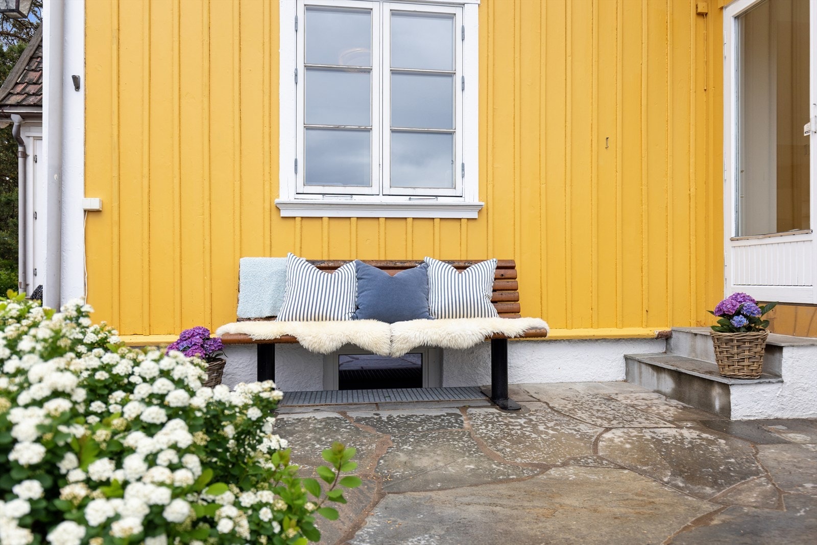 Hellelagt terrasse på ca. 10 m² med utgang fra vinterhagen - et hyggelig og skjermet uterom. Galleribilde