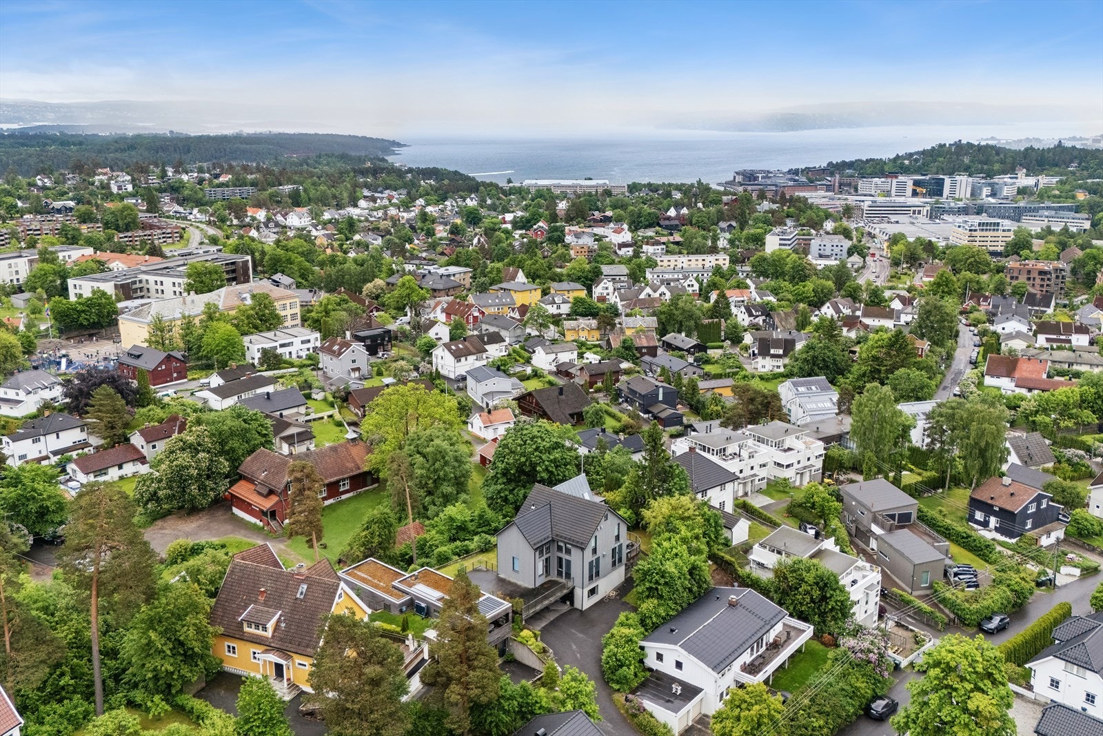 Høyt og tilbaketrukket beliggende enebolig med flott utsyn sørover mot byen og fjorden. Galleribilde