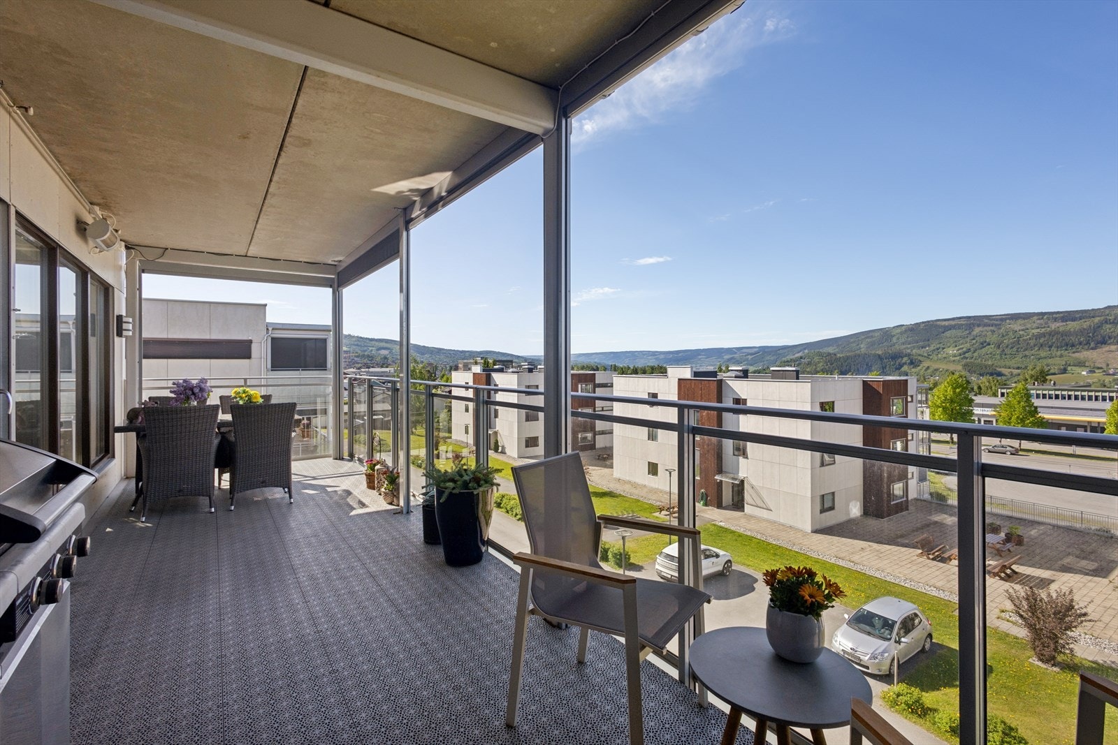 Fra stuen er det utgang til en overbygget, vestvendt veranda på 19 m². Her er det god plass til både sittegruppe og grill. Galleribilde