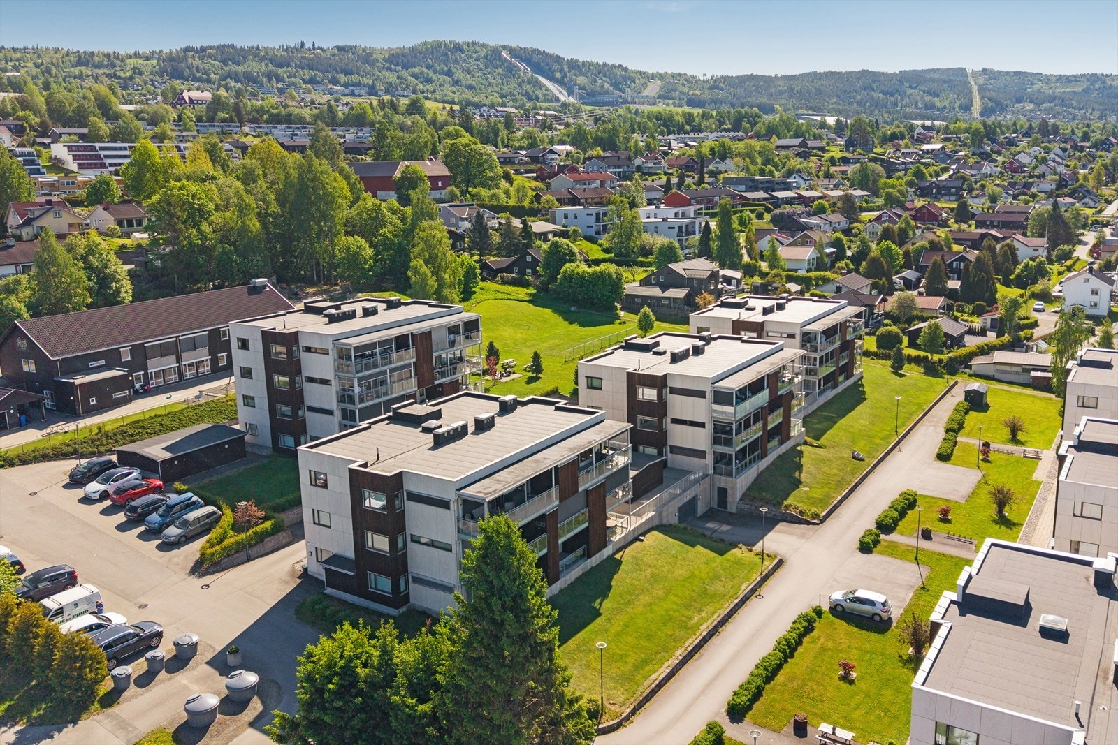 Smestadenga 15 er en moderne og innholdsrik 4-roms toppleilighet med attraktiv beliggenhet i Smestadenga. Galleribilde