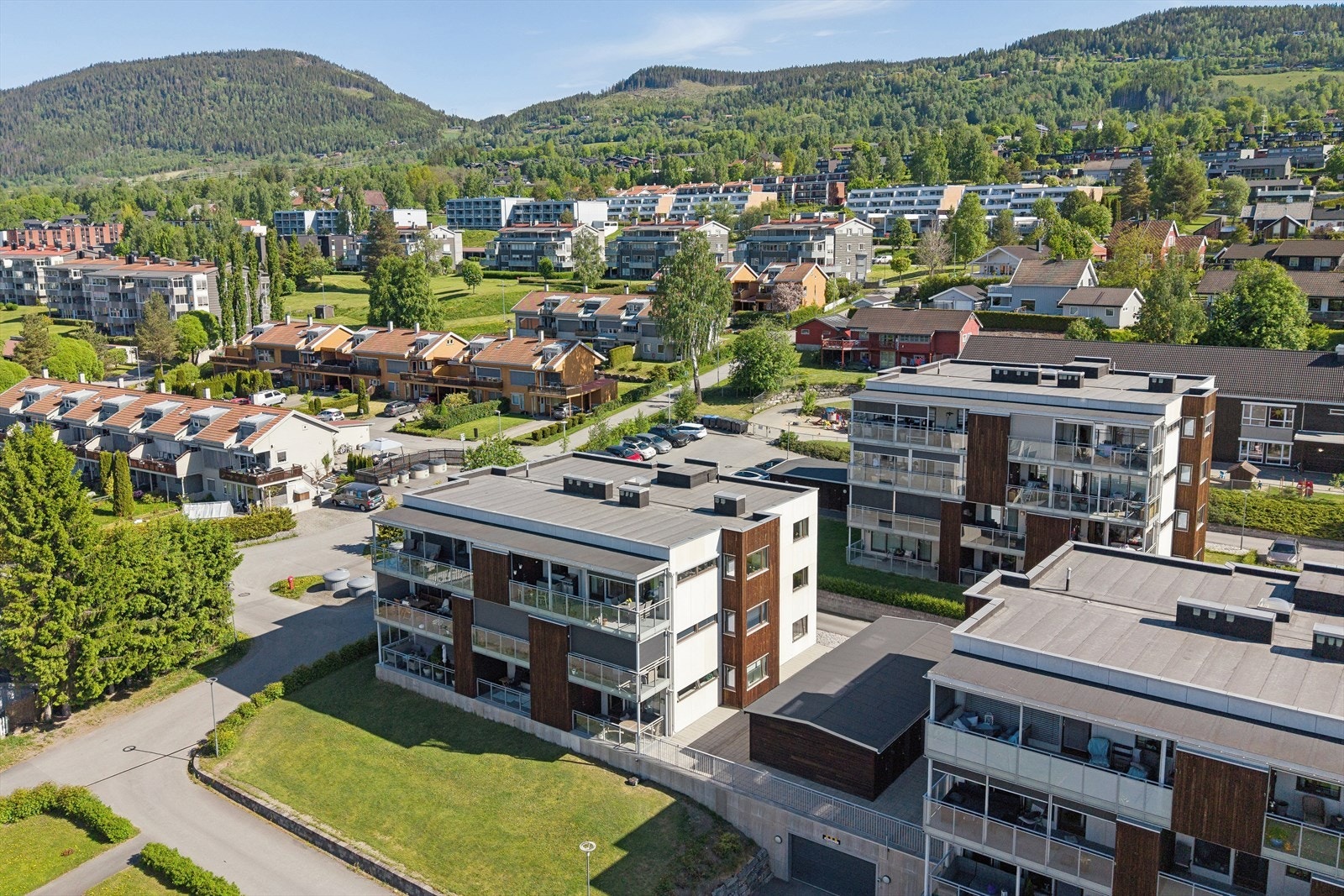 Eiendommen har tilgang til to eksterne boder, én på etasjeplanet og én på bakkeplan. Galleribilde