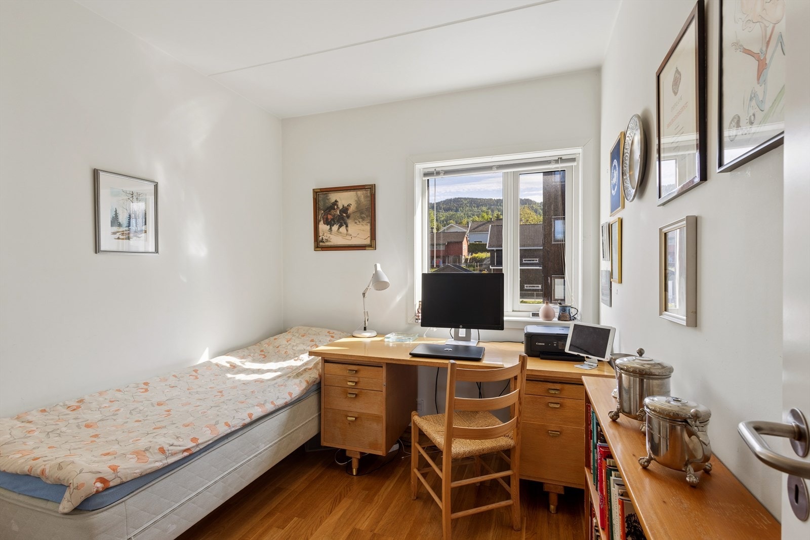 Det andre soverommet egner seg godt som barnerom, gjesterom eller kontor. Galleribilde