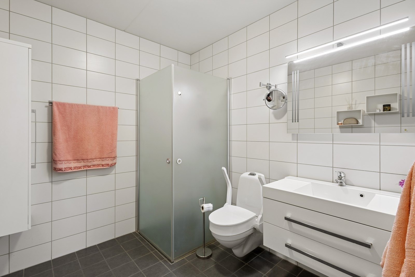 Badet har dusjvegger og mekanisk avtrekk. Tettesjiktet er smøremembran med dokumentert utførelse. Galleribilde