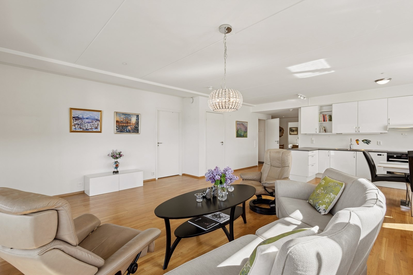 Stuen har god plass til en romslig sofagruppe og annet møblement. Galleribilde