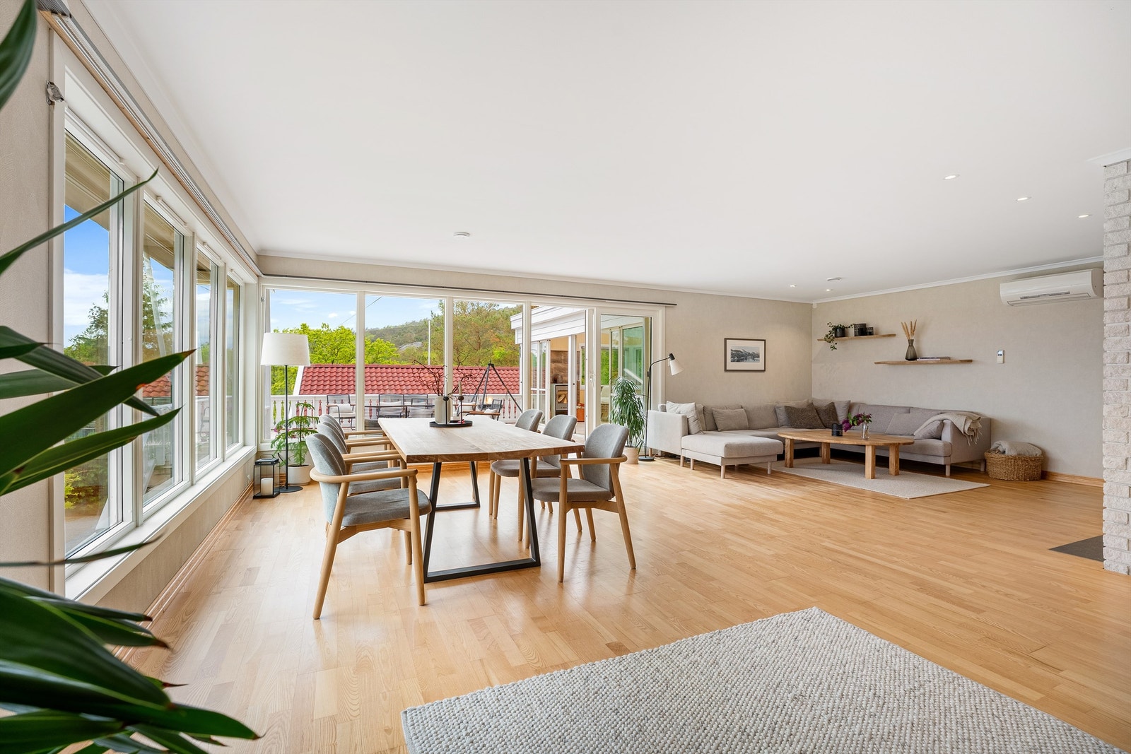 Videre ut i stuen er det gode møbleringsmuligheter. Galleribilde