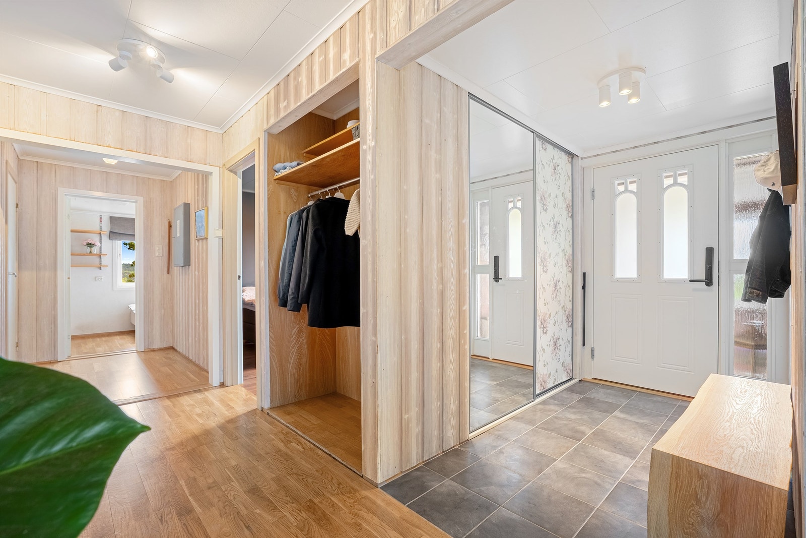 Inngangsparti med gulvvarme, gode oppbevaringsmuligheter. Galleribilde