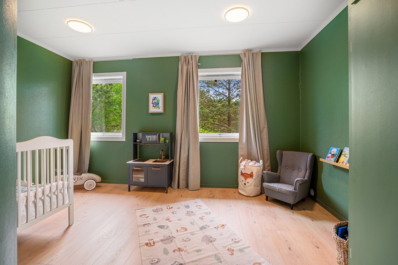 Soverom i en sprek grønnfarge som speiler seg med den skjønne naturen utenfor. God plass diverse møblement, samt seng og garderobe. Galleribilde