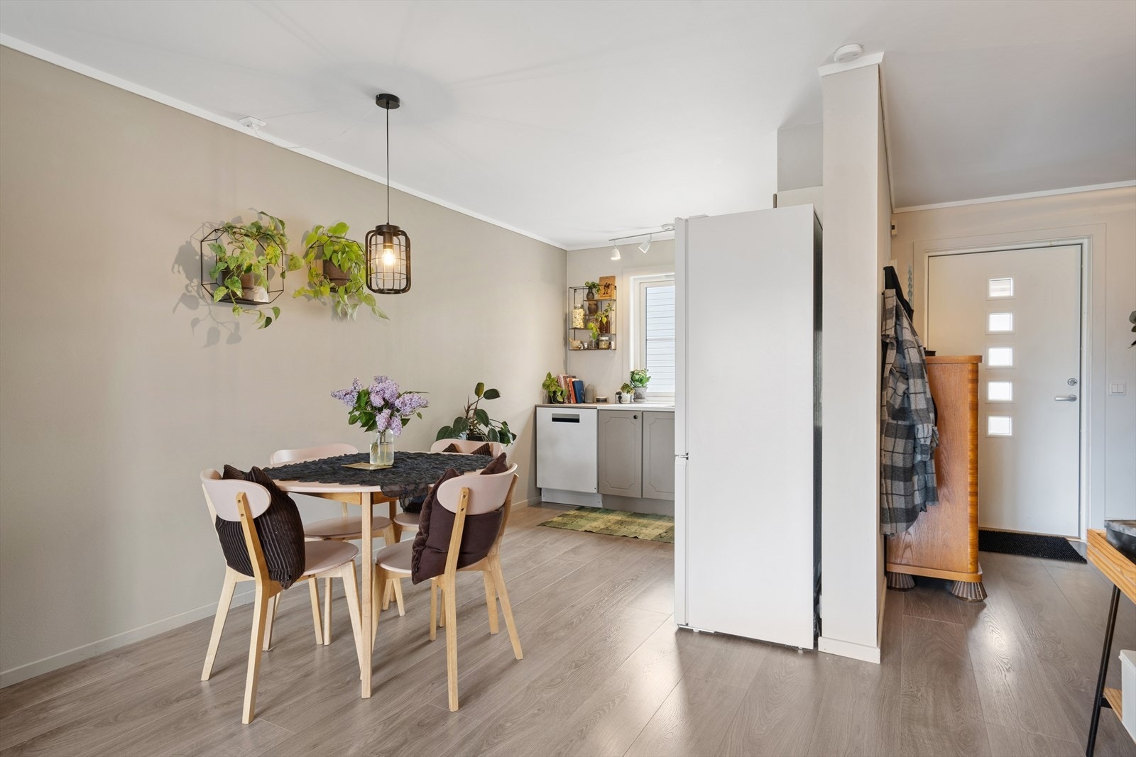 Fra spiseplassen er det en åpen forbindelse mot entréen, som gir en god romfølelse. Galleribilde