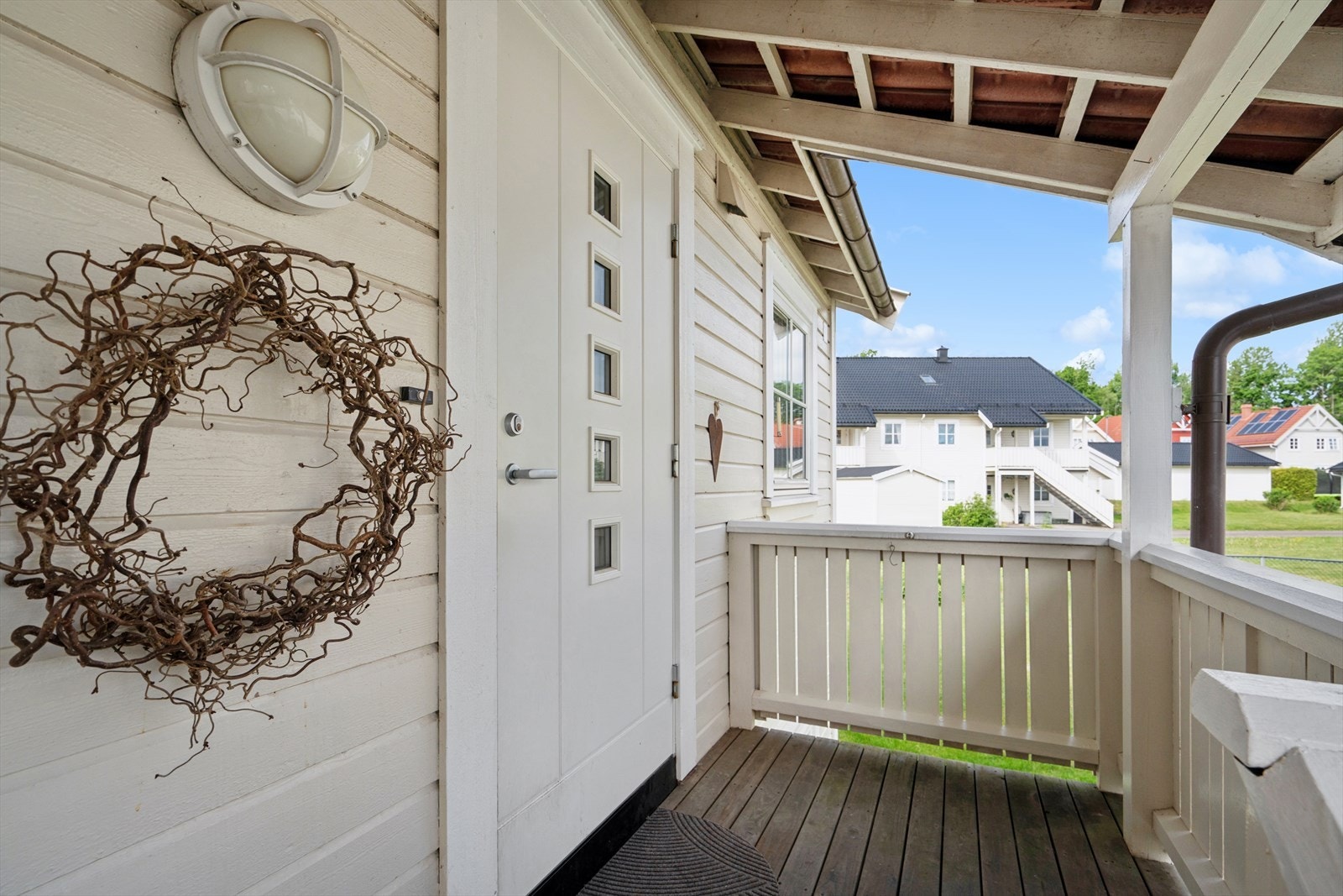 Koselig og overbygd inngangsparti til det som kan bli ditt nye hjem! Velkommen inn! Galleribilde