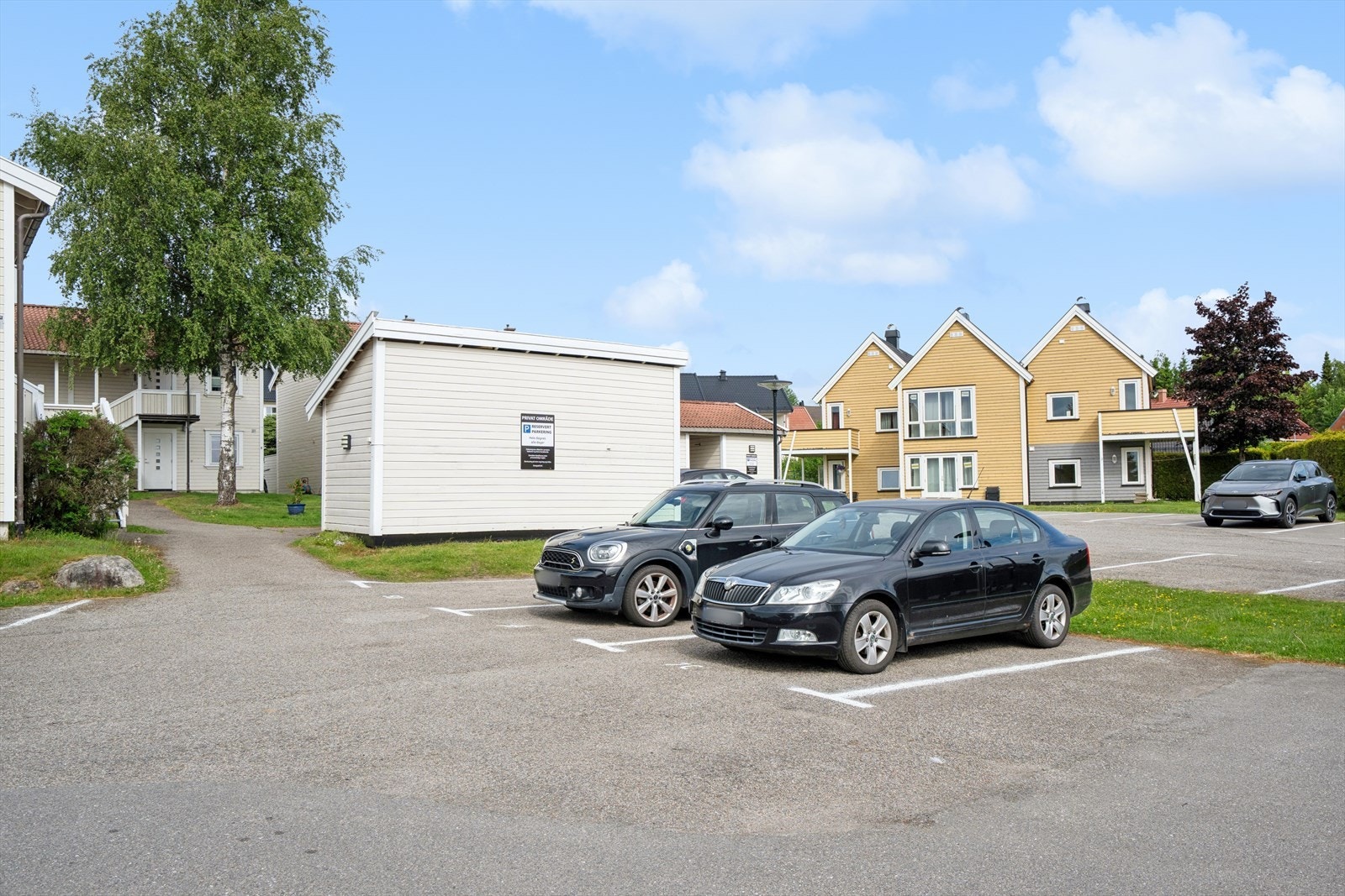 Borettslaget har felles elbil-ladere og gjesteparkering til disposisjon. Galleribilde