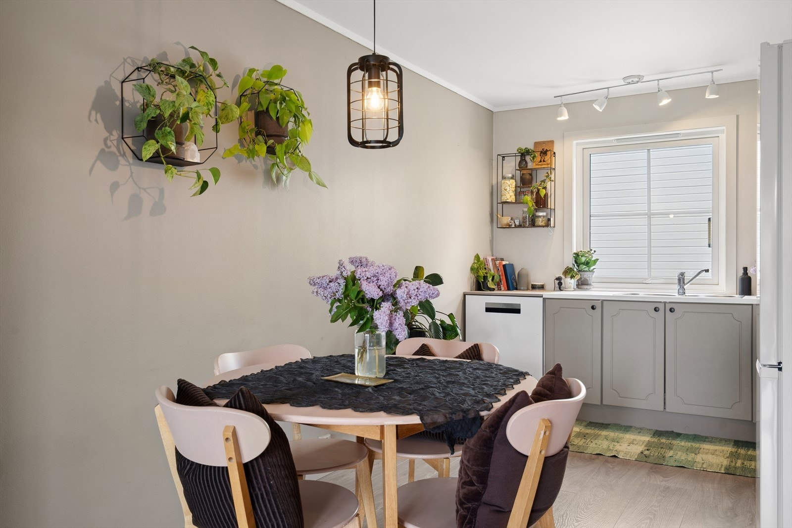 Plass til spisebord hvor man kan starte dagen med en god frokost. Galleribilde