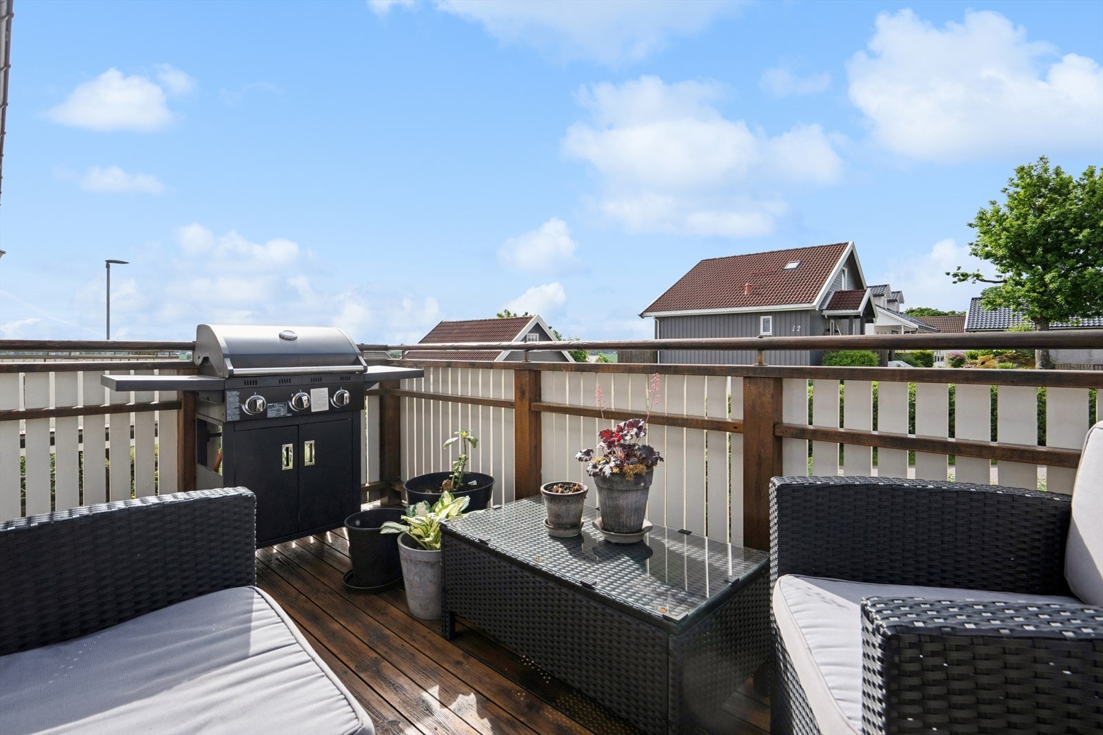 Balkongen har dekke av impregnerte terrassebord og en solid bærekonstruksjon i tre. Galleribilde