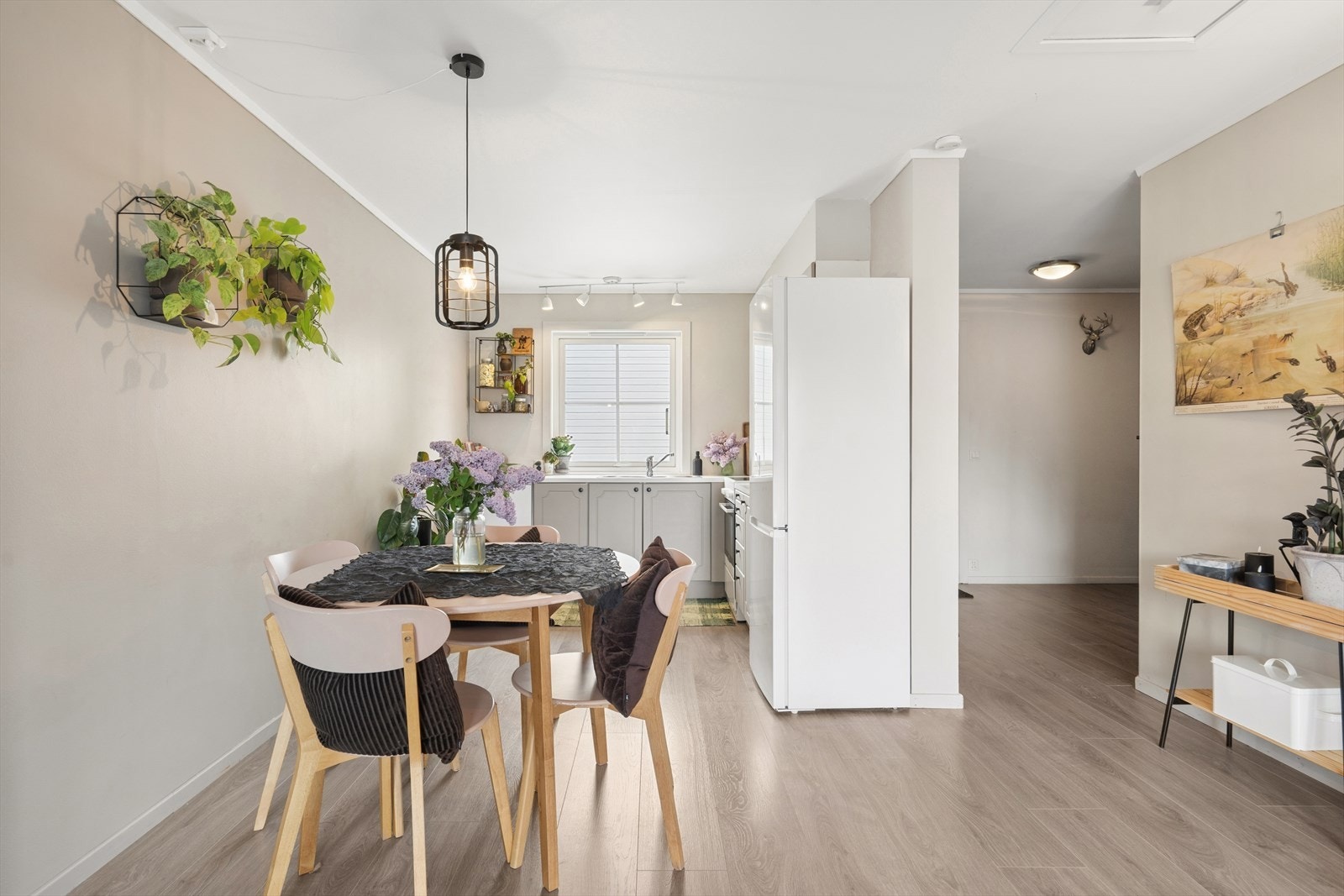 Kjøkkenet er plassert i hjørnet mot stuen og har vindu over benkeområdet. Galleribilde