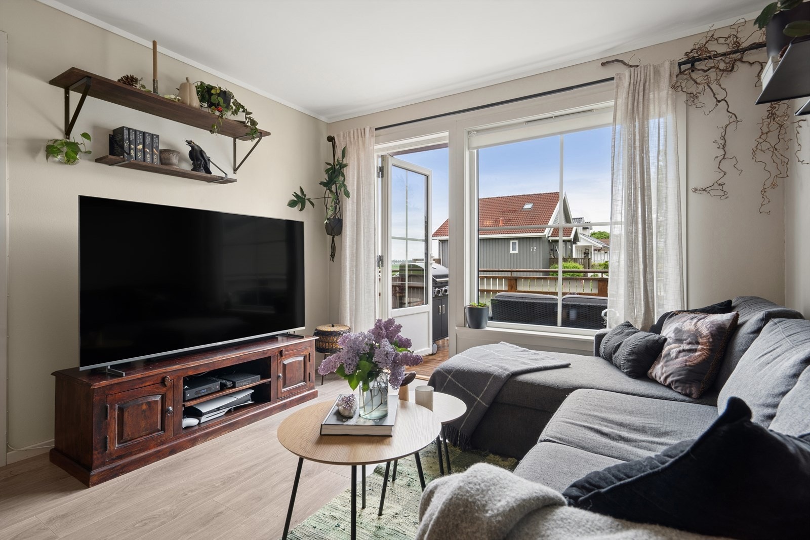 Store vindusflater med 3-lags glass som slipper inn rikelig med dagslys. Galleribilde