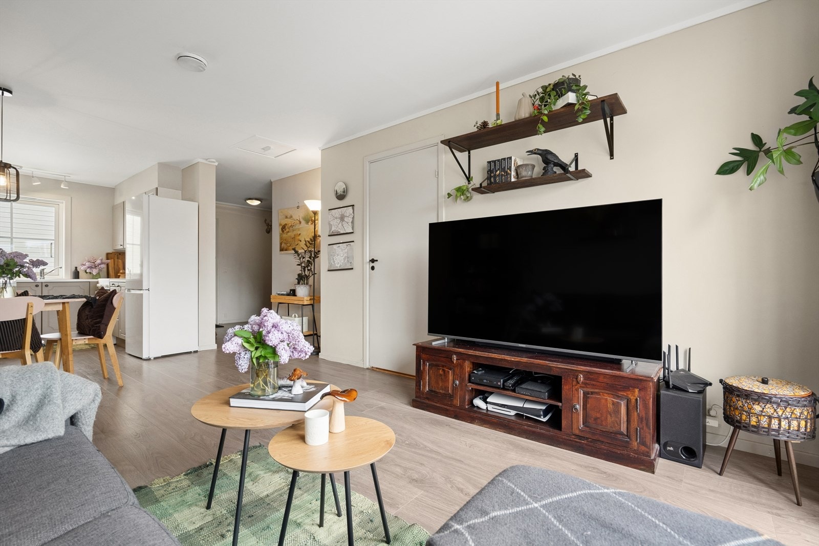 Vegger og himlinger har slette, malte gipsplater som gir et rent og enhetlig uttrykk. Galleribilde