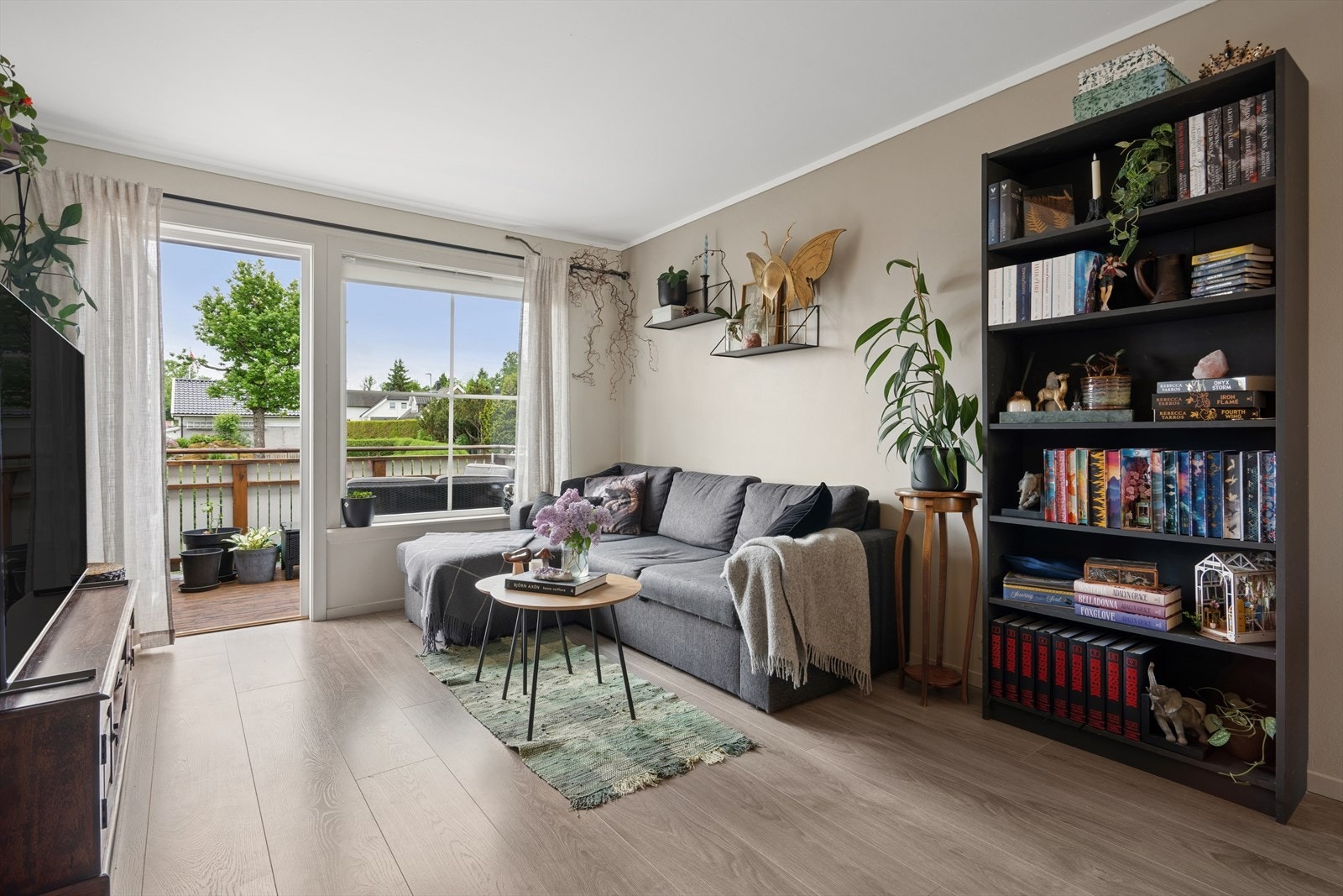 Meget pen stue med utgang til solrik balkong. Galleribilde