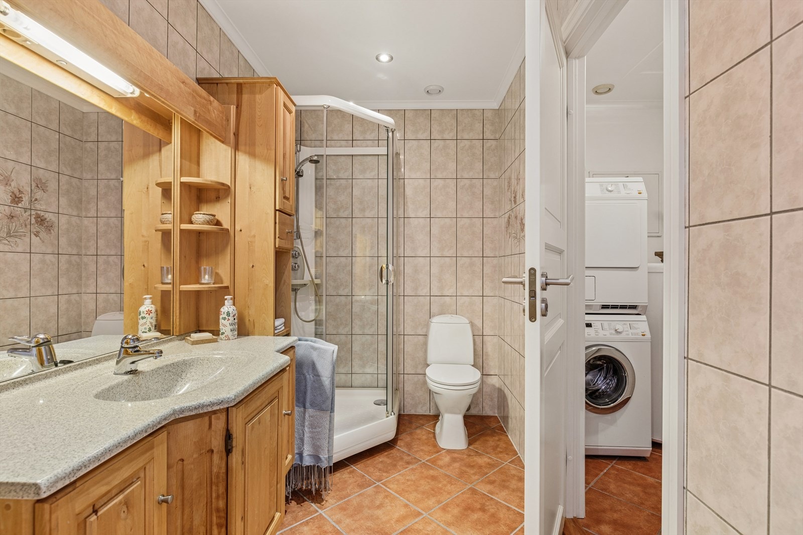 Badet er fra byggeår og utstyrt med dusjkabinett, toalett og varmekabler i gulvet. Galleribilde