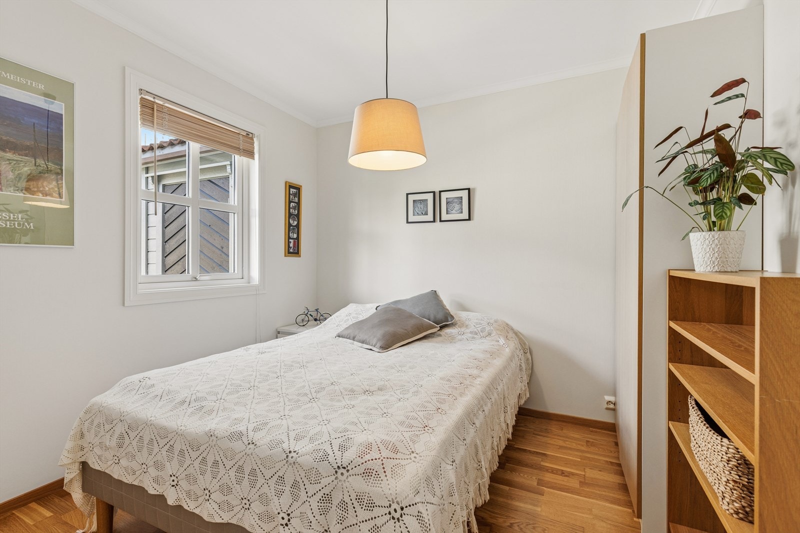 Leilighetens tredje soverom har slette, malte vegger. Galleribilde
