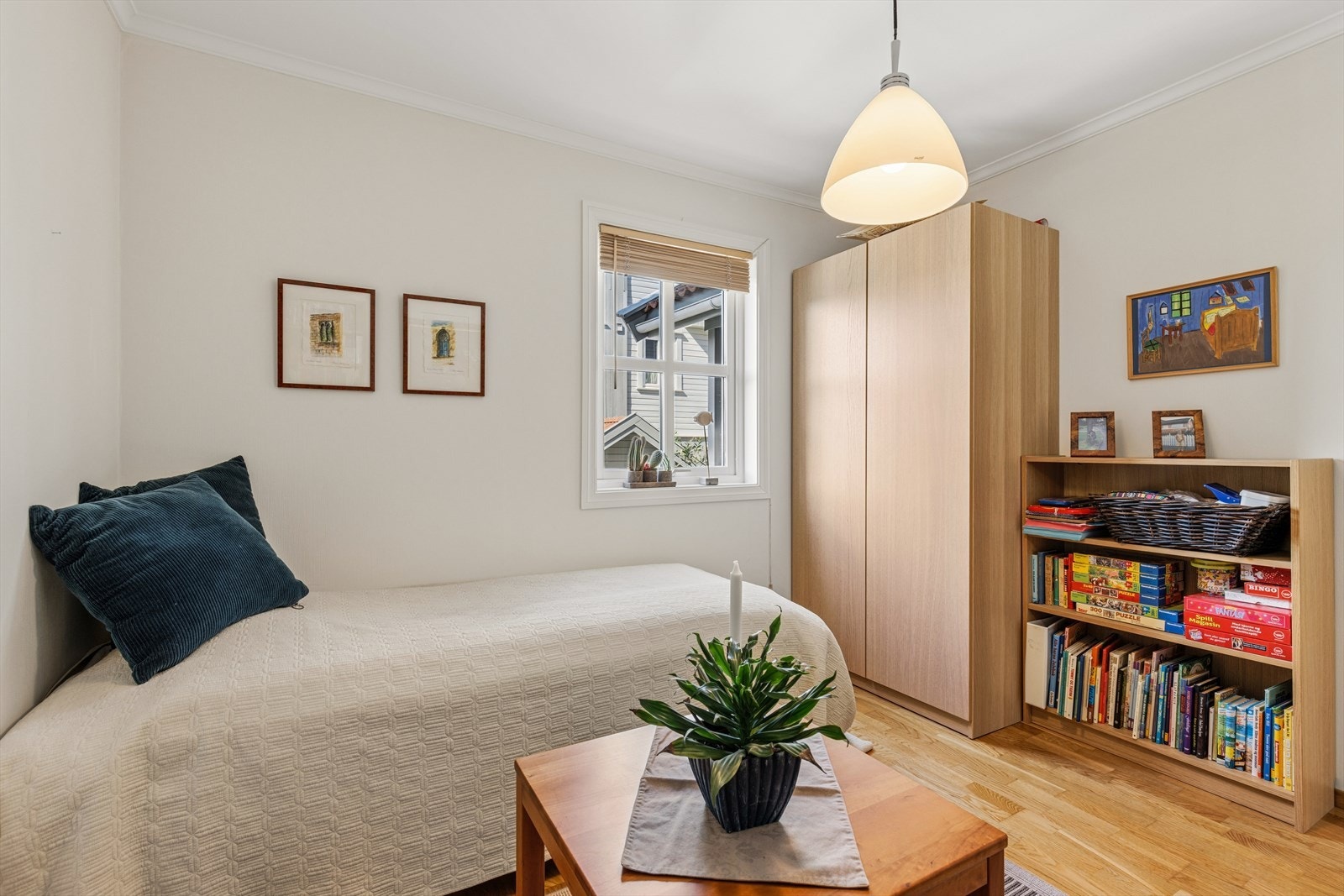 Soverom med plass til seng og oppbevaringsmøbler. Galleribilde