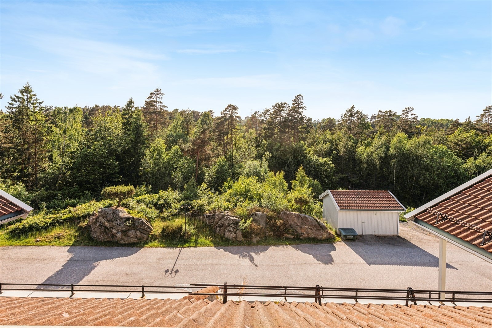 Fra leiligheten er det utsikt mot rolige og grønne arealer. Galleribilde