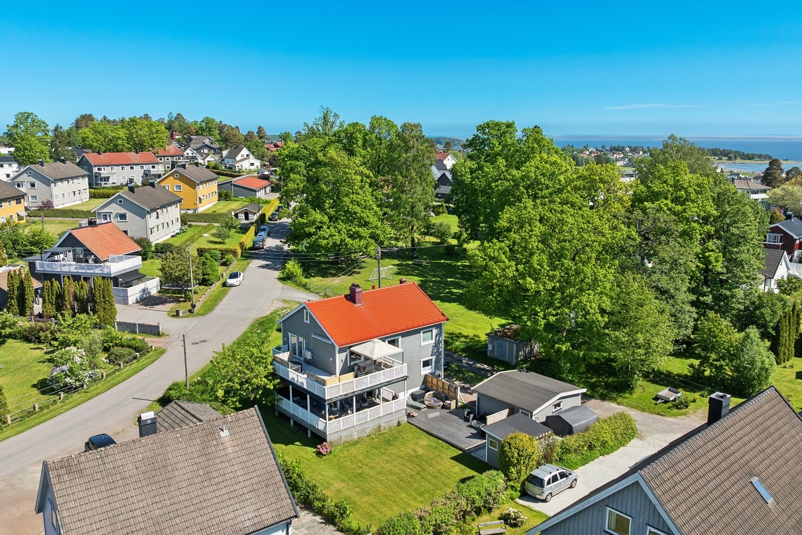 Her bor du fint til med kort vei til dagligvare, skole og barnehage. Galleribilde