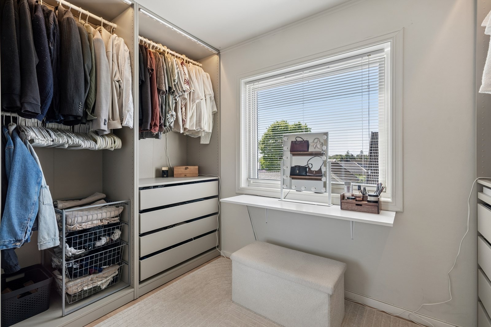 I tilknytning til rommet er det etablert walk-in garderobe med gode oppbevaringsmuligheter. Dette rommet er i utgangspunktet godkjent som soverom. Galleribilde