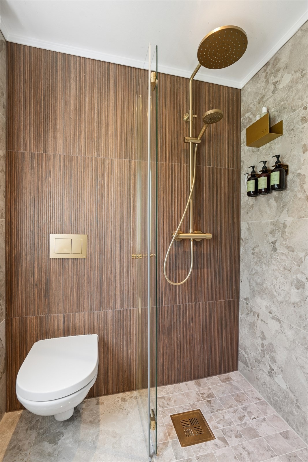 Dusjløsningen med glassvegger gir rommet en luftig og elegant finish. Galleribilde