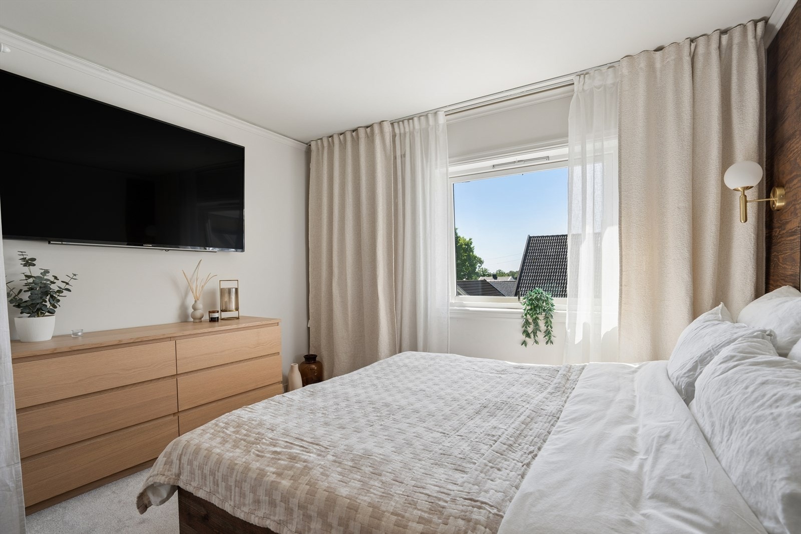 Et behagelig soverom med god atmosfære og plass til å trekke seg tilbake etter en lang dag. Galleribilde