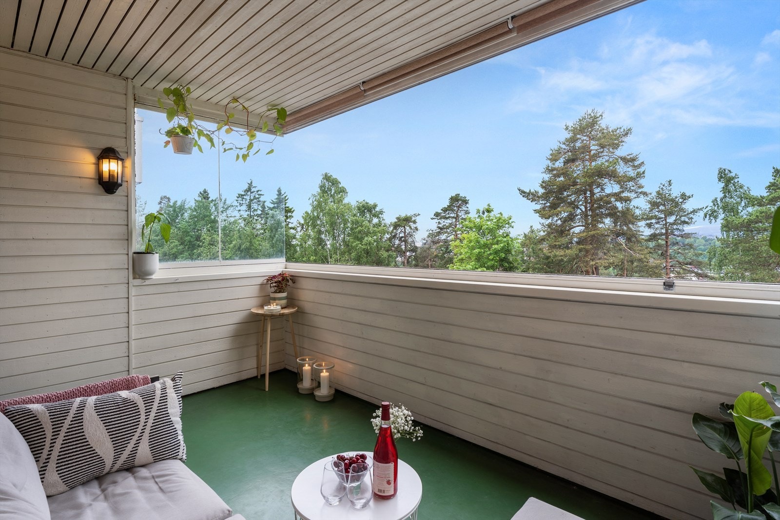 Den innglassede balkongen på ca. 8 m² gir et lunt og skjermet uterom store deler av året. Galleribilde