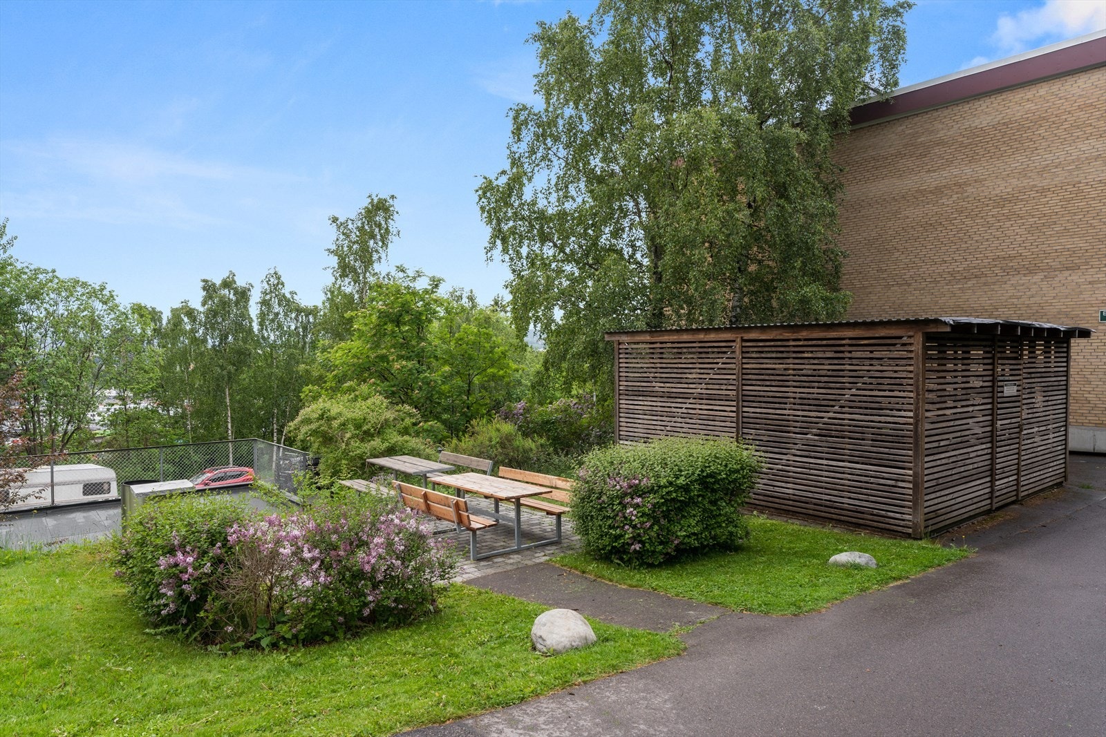 Borettslaget har hyggelige fellesområder med sittegrupper og sykkelboder. Galleribilde