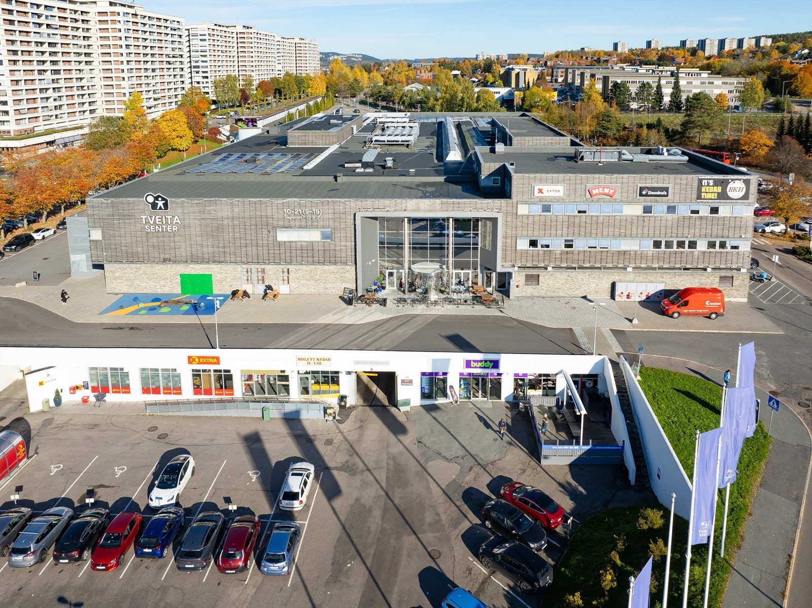 Tveita Senter, med over 70 butikker og servicetilbud, ligger kun en kort spasertur unna. Galleribilde